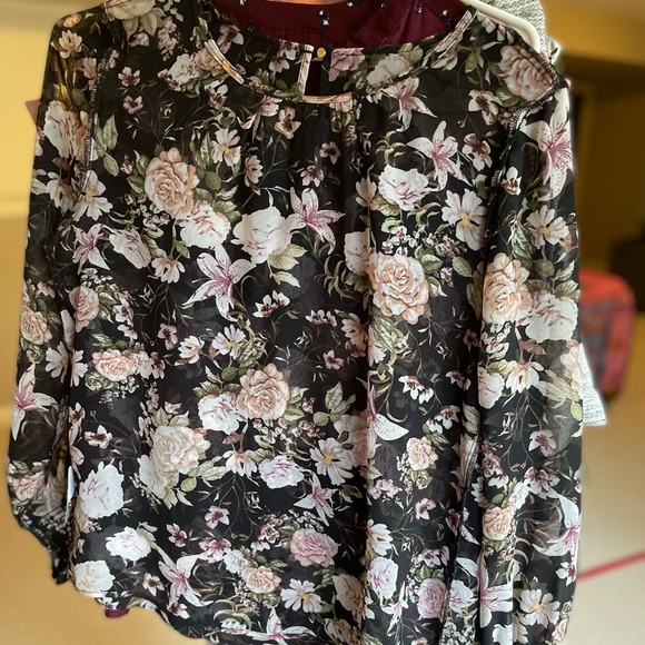 Bundle of cute shirts to go out or to the office - Picture 2 of 5